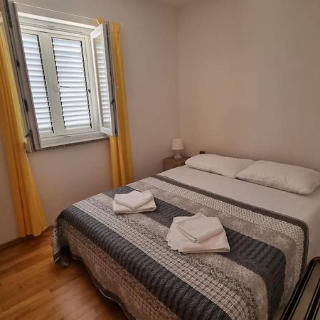 Apartments Miki Паг Екстер'єр фото
