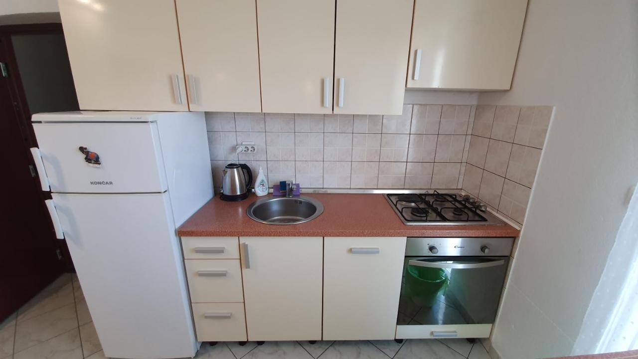 Apartments Miki Паг Екстер'єр фото