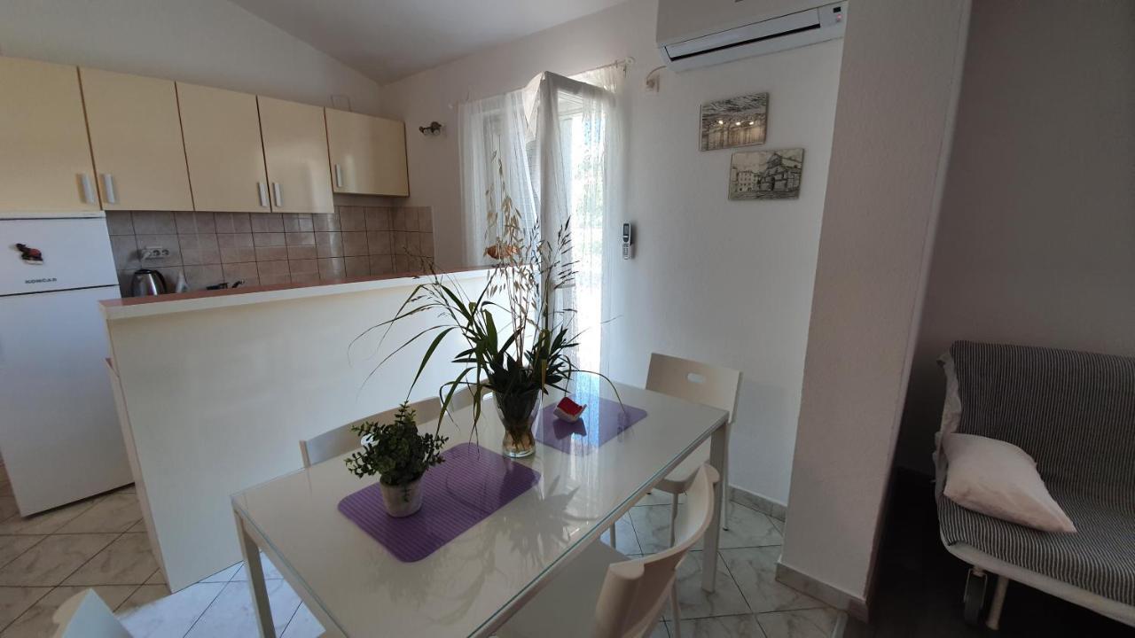 Apartments Miki Паг Екстер'єр фото