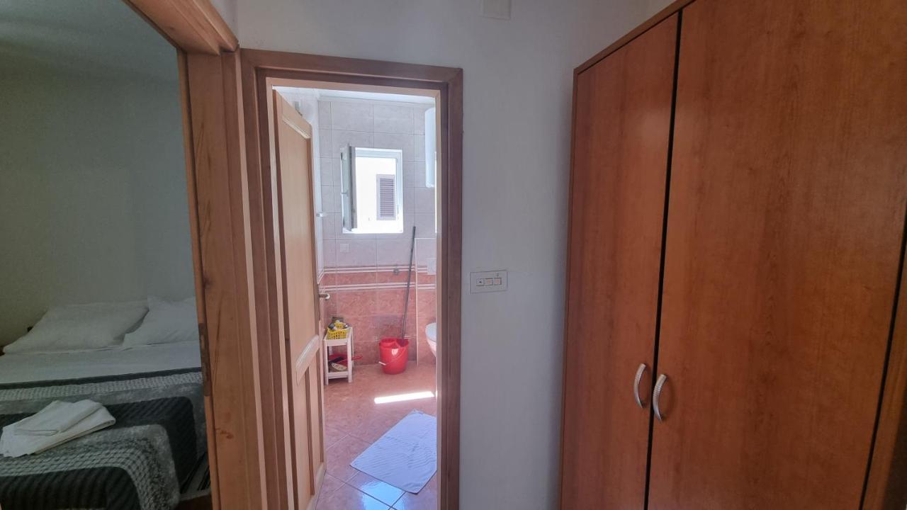 Apartments Miki Паг Екстер'єр фото
