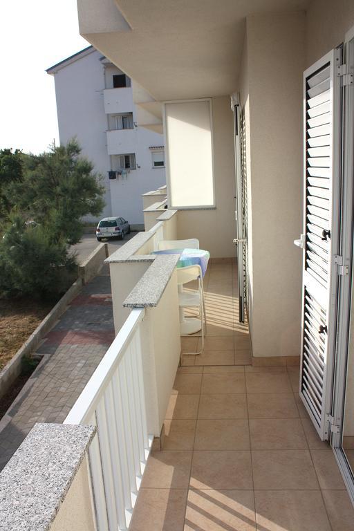 Apartments Miki Паг Екстер'єр фото